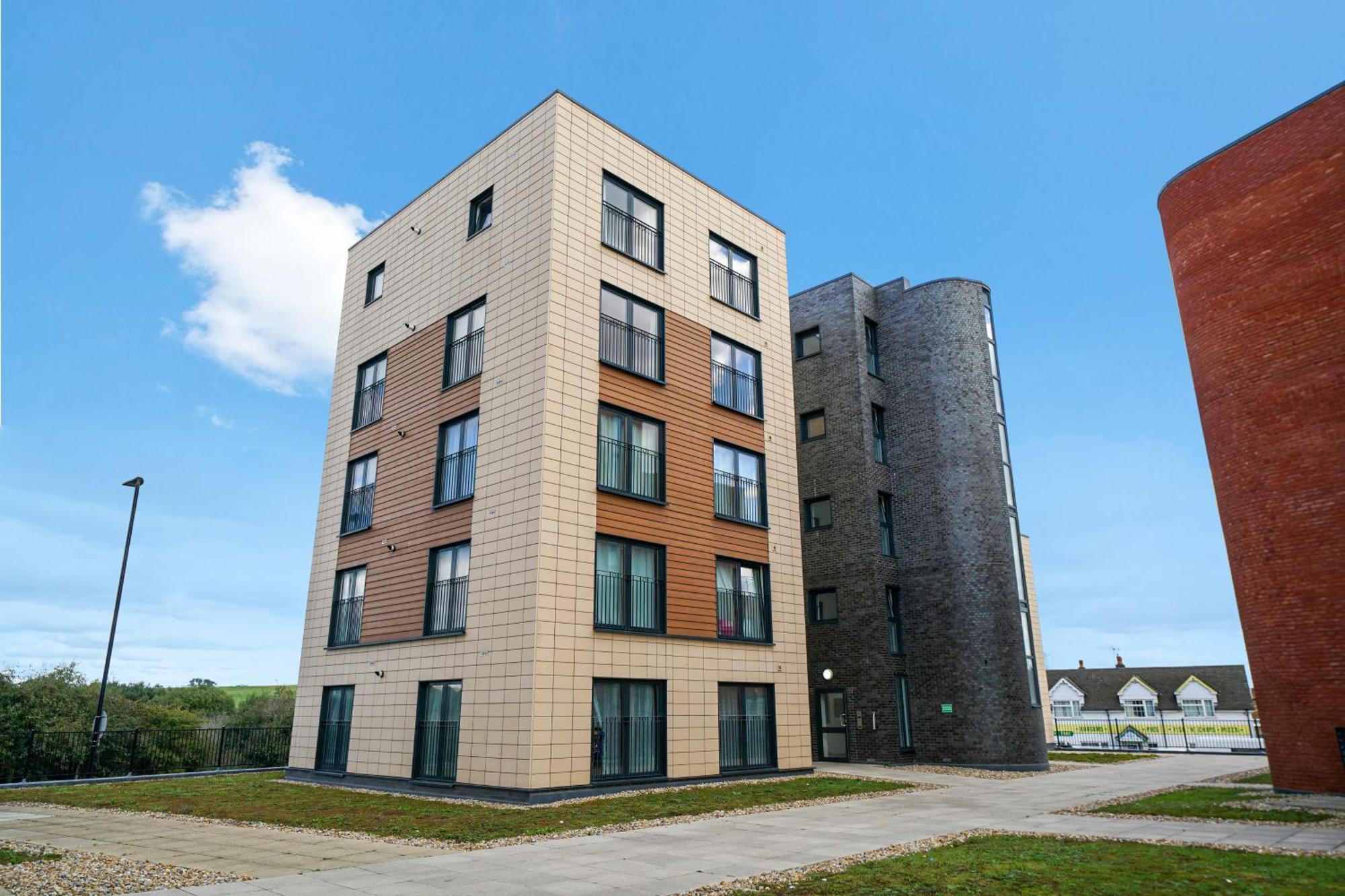 One And Two Bed Apartments Slough Near Heathrow Colnbrook Exterior photo