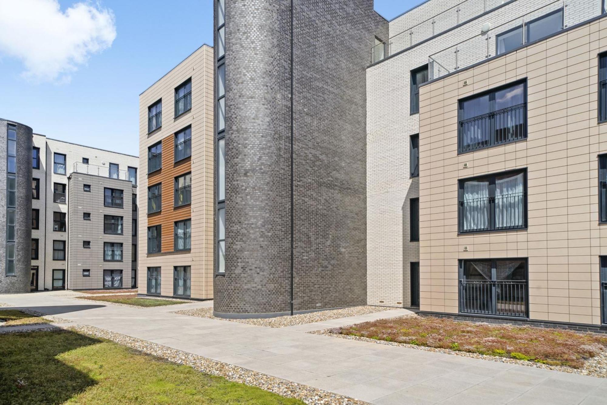 One And Two Bed Apartments Slough Near Heathrow Colnbrook Exterior photo