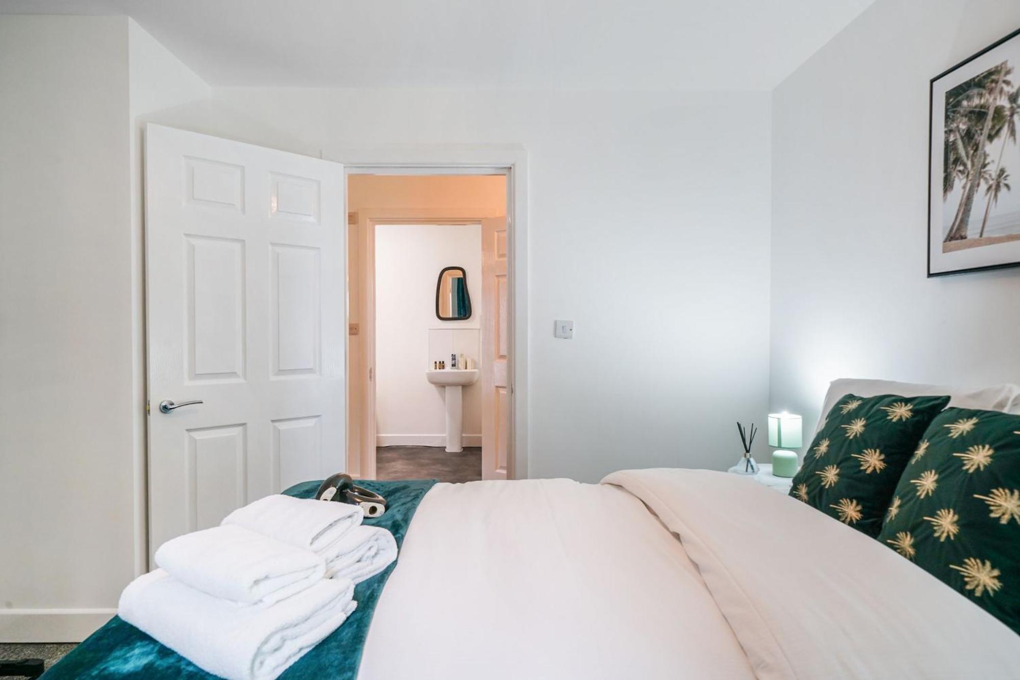 One And Two Bed Apartments Slough Near Heathrow Colnbrook Exterior photo