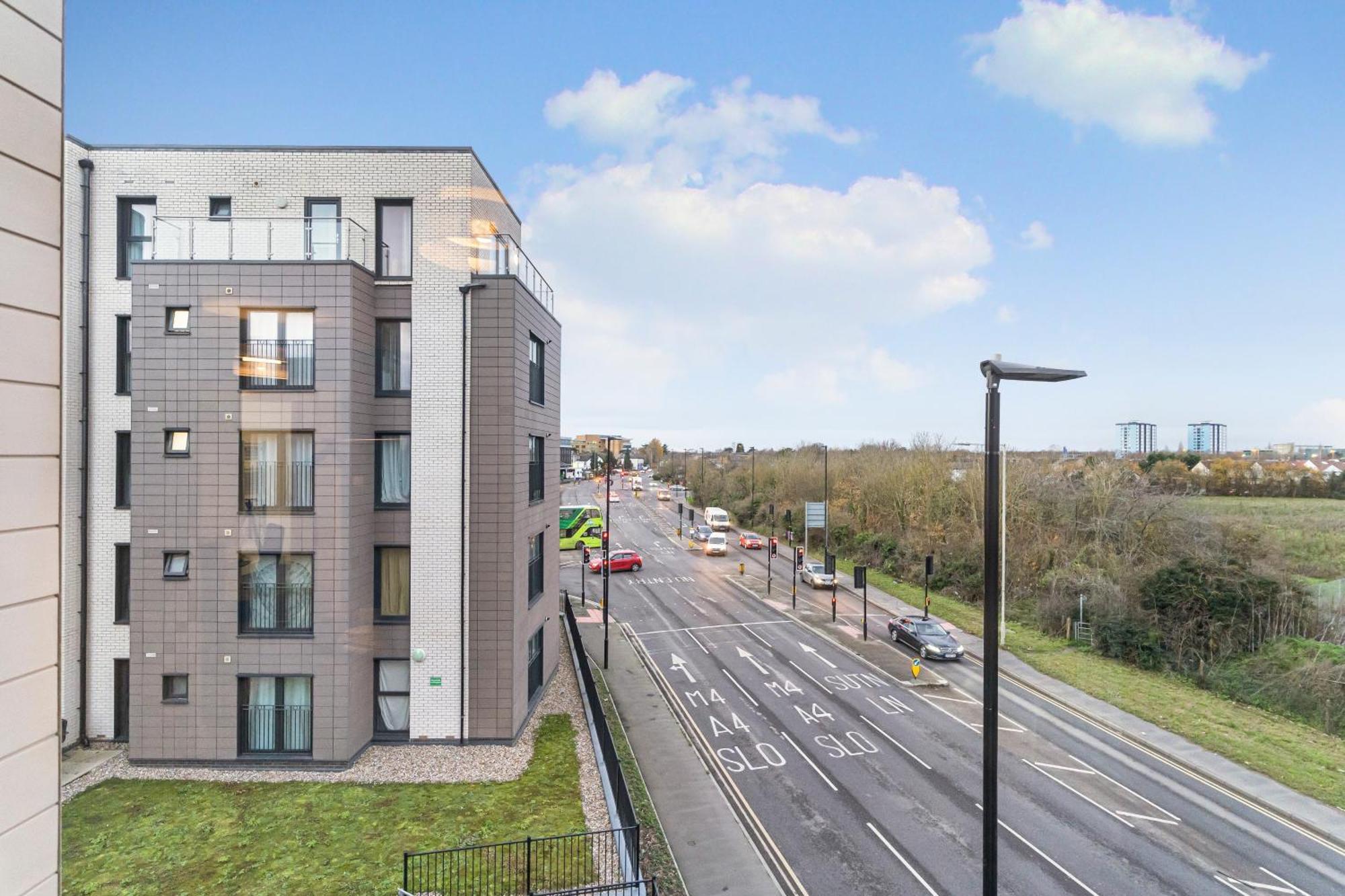 One And Two Bed Apartments Slough Near Heathrow Colnbrook Exterior photo